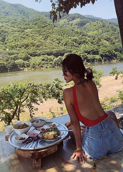 Kim Geung-jeong đang làm huấn luyện viên múa cột.