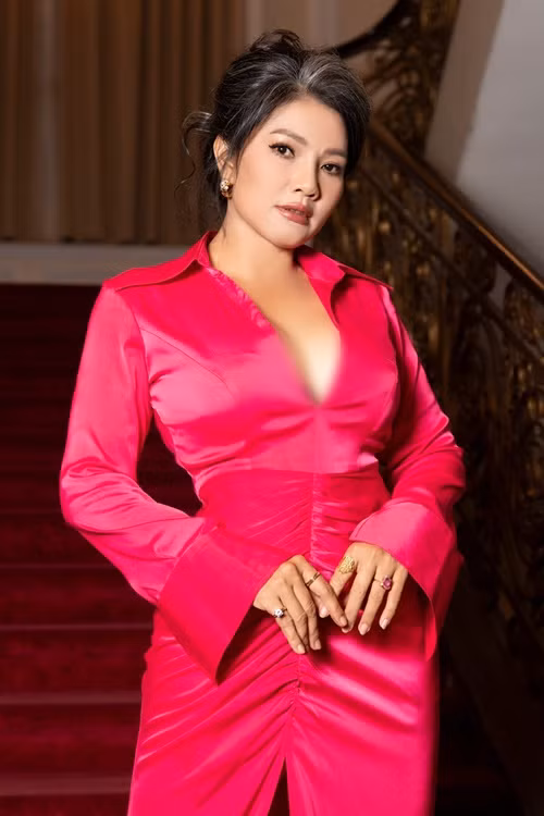 Kiều Trinh chuộng mặc trang phục khoe ngực đầy.