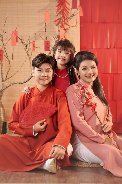 Kỳ Phong - con trai Kiều Trinh hiện tại theo đuổi diễn xuất. Cậu nhóc từng đóng Vực thẳm tình yêu, Bệnh viện ma, Cha và con và ..., Đất rừng phương Nam...