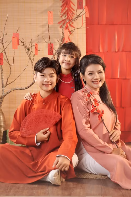 Kỳ Phong - con trai Kiều Trinh hiện tại theo đuổi diễn xuất. Cậu nhóc từng đóng Vực thẳm tình yêu, Bệnh viện ma, Cha và con và ..., Đất rừng phương Nam...