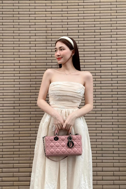 Hòa Minzy đáp trả ý kiến trái chiều: “Từ thuở xa xưa đến nay đi đám cưới là phải được mời chứ đúng không nhỉ? Chứ dâu rể không mời thì ai mà đi được. sao tự dưng kêu mâm nào tôi cũng có mặt như kiểu tôi thích đi cỗ đến nỗi tự phi vào nhà người ta vậy, giống đám cưới ai thích vào thì vào vậy”.