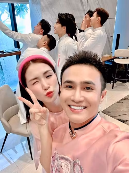 “Sáng nay tôi đi đám hỏi bên chị Puka nhưng mà chỉ đi tới chơi với chị thôi chứ không có bưng mâm hay làm phù dâu gì hết. Bé biết thân biết phận mà ạ. Đọc bình luận của mọi người mà tủi thân nha”, Hòa Minzy bày tỏ.