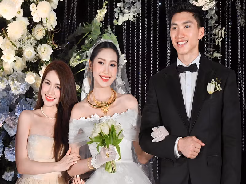 Nữ ca sĩ khẳng định, cô rất bận rộn nên chỉ tham gia đám cưới của những người cô yêu thương, kính nể và trân trọng.