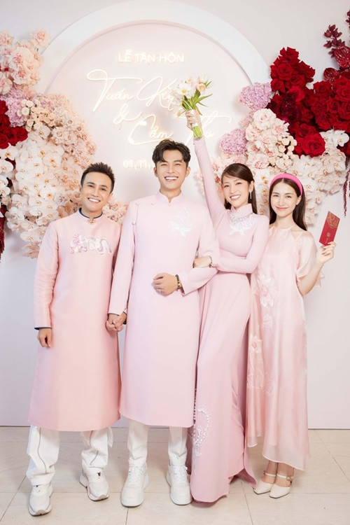 Khi có mặt trong đám hỏi của Puka, Hòa Minzy bị một số cư dân mạng kém duyên cho rằng cô là mẹ đơn thân mà lại đi bê tráp. Nữ ca sĩ nhanh chóng đính chính.