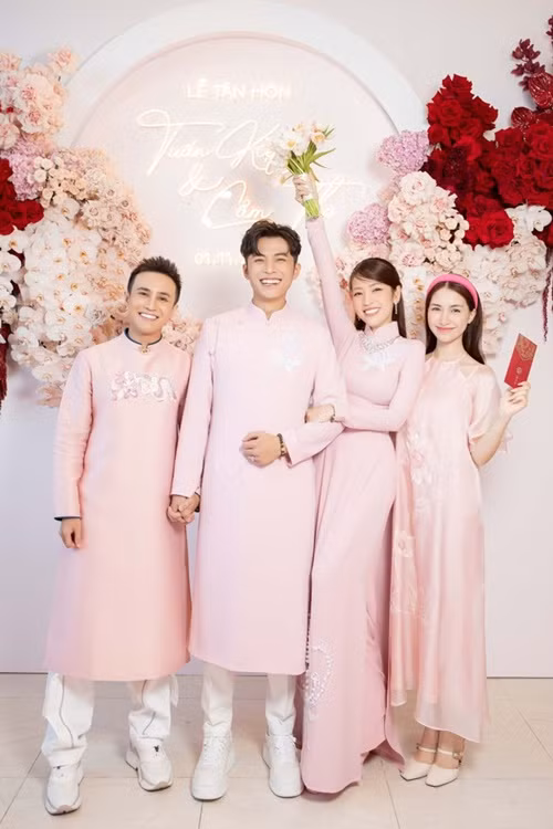 Khi có mặt trong đám hỏi của Puka, Hòa Minzy bị một số cư dân mạng kém duyên cho rằng cô là mẹ đơn thân mà lại đi bê tráp. Nữ ca sĩ nhanh chóng đính chính.