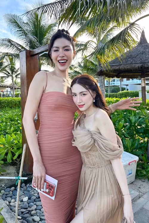 Ngày 13/4 tới đây, Hòa Minzy sẽ tham dự đám cưới của siêu mẫu Minh Tú.