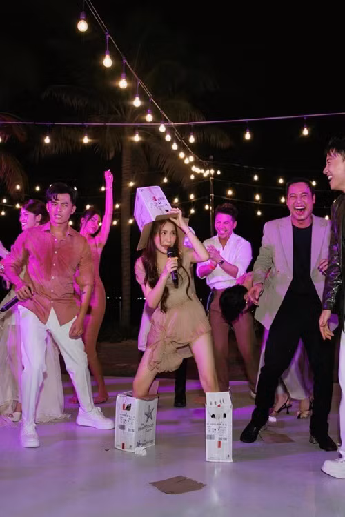 Nữ ca sĩ lên tiếng: “Hình tượng là gì nhờ? Hình tượng tôi trước giờ chưa bao giờ là sang trọng, lịch sự hay hiền ngoan ấy. Tôi thực sự vẫn luôn là một cô bé hoạt bát và quậy, lầy mà ta. Tôi đi đám cưới của bạn nên căn bản là tôi, mọi người bạn bè vui vẻ là trên hết. Còn tôi đi diễn mà lố bịch trên sân khấu thì hoàn toàn nhận góp ý của mọi người nè. Với cả tôi không hề say và tôi hoàn toàn kiểm soát được hành động của mình luôn”.