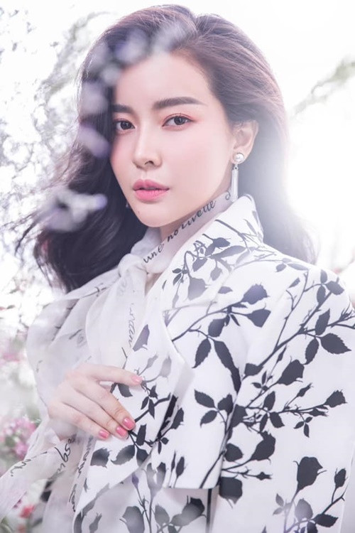 Năm 2023, chia sẻ về mối quan hệ với Hữu Vi, Cao Thái Hà cho biết, cả hai là bạn thân. “Hà và Hữu Vi thường xuyên hỏi thăm nhau, quan tâm nhau nên khi gặp lại không quá lạ lẫm. Nhân dịp tái hợp trong phim mới, bọn Hà trao đổi khá nhiều, mặc dù không có chung tuyến. Bọn Hà góp ý về nhân vật của nhau rất nhiều”, nữ diễn viên chia sẻ trên Sinh Viên Việt Nam. Ảnh: FBNV.