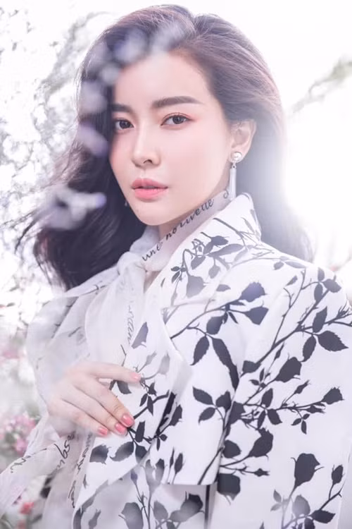 Năm 2023, chia sẻ về mối quan hệ với Hữu Vi, Cao Thái Hà cho biết, cả hai là bạn thân. “Hà và Hữu Vi thường xuyên hỏi thăm nhau, quan tâm nhau nên khi gặp lại không quá lạ lẫm. Nhân dịp tái hợp trong phim mới, bọn Hà trao đổi khá nhiều, mặc dù không có chung tuyến. Bọn Hà góp ý về nhân vật của nhau rất nhiều”, nữ diễn viên chia sẻ trên Sinh Viên Việt Nam. Ảnh: FBNV.