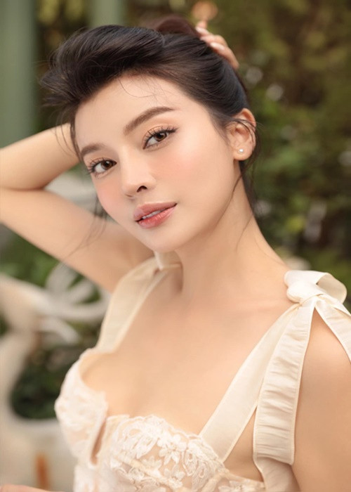 Cao Thái Hà được bạn trai chiều chuộng. Dịp sinh nhật, nữ diễn viên được bạn trai tặng một căn hộ. Đồ hiệu của Cao Thái Hà đều là bạn trai mua cho và bắt dùng. Nữ diễn viên còn được nửa kia đổi xe sang và thuê tài xế chở đi làm. Ảnh: FBNV.