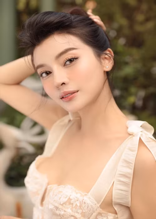 Cao Thái Hà được bạn trai chiều chuộng. Dịp sinh nhật, nữ diễn viên được bạn trai tặng một căn hộ. Đồ hiệu của Cao Thái Hà đều là bạn trai mua cho và bắt dùng. Nữ diễn viên còn được nửa kia đổi xe sang và thuê tài xế chở đi làm. Ảnh: FBNV.