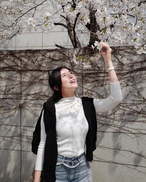 Chia sẻ với Znews, Cao Thái Hà cho biết cô đăng ảnh để kỷ niệm cả hai lần đầu đón lễ tình nhân bên nhau. Nữ diễn viên nói: "Chúng tôi quen biết và tìm hiểu nhau được khoảng 4-5 tháng, tới nay thấy hợp mới chính thức chuyển sang tình yêu”. Sau đó, Cao Thái Hà kín tiếng hơn về chuyện tình cảm. Ảnh: FBNV.