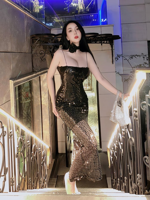 Vợ Khắc Việt hiện tại sở hữu số đo ba vòng 100 - 62 - 94 cm.