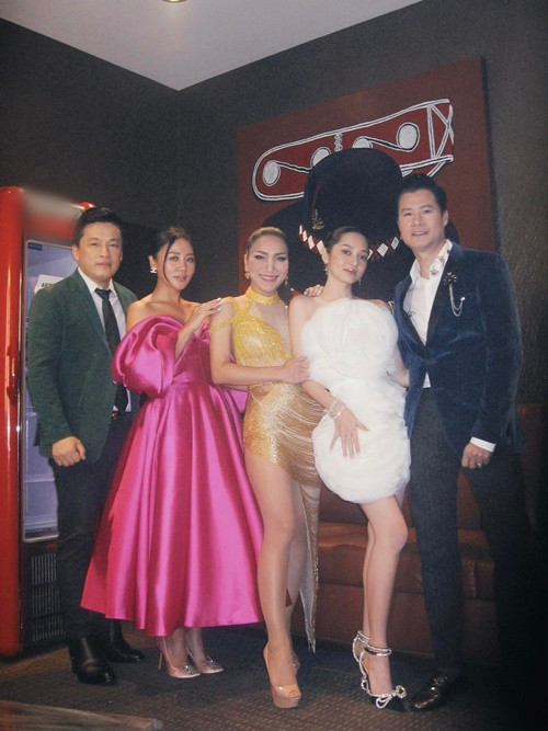 Bảo Anh giấu bụng bầu khi đi hát ở Mỹ vào tháng 9/2022. Ảnh: FBNV.