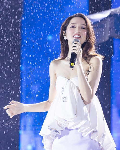 Bảo Anh chuộng mặc bó sát khi đi hát. Bởi vậy, khi cô diện trang phục che vòng hai nhiều người đặt nghi vấn nữ ca sĩ mang thai. Ảnh: FBNV.