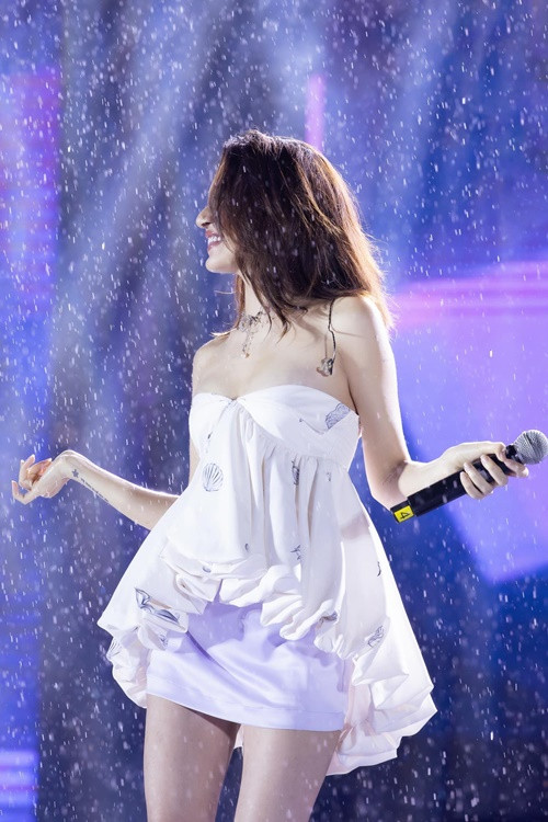 Tháng 10/2022, nữ ca sĩ diện váy ngắn có phần nhún bồng che eo. Ảnh: FBNV.