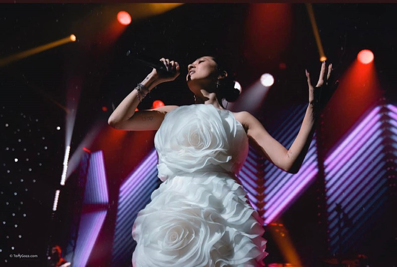 Bảo Anh thường xuyên diện trang phục rộng để che vòng hai khi mang thai. Ảnh: FBNV.