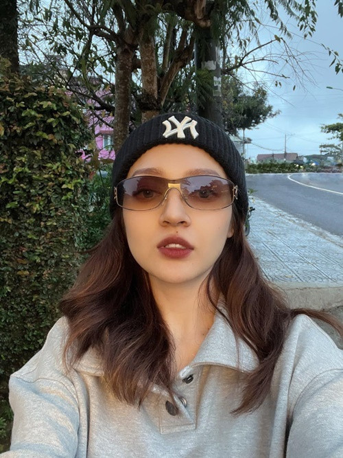 Đăng tải hình ảnh của bản thân trên trang cá nhân vào cuối năm 2022 và đầu năm 2023, Bảo Anh thường chọn ảnh chụp cận mặt. Ảnh: FBNV.