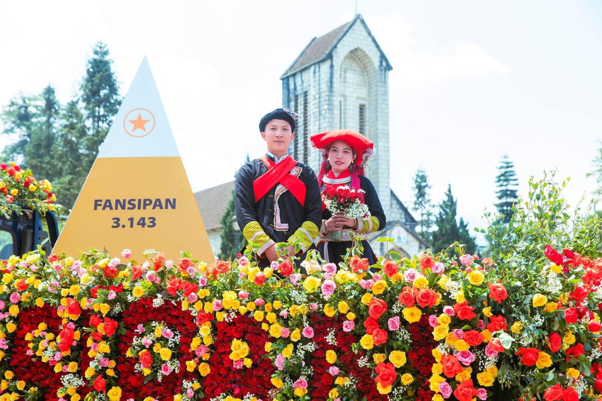  Lễ hội Hoa hồng Fansipan 2024 đã hứa hẹn mang tới cho du khách những ấn tượng đặc biệt, bởi những tiết mục nghệ thuật đặc sắc, những lời ca du dương, những điệu múa duyên dáng mang đậm màu sắc Tây Bắc tại Vườn hồng hay những hoạt động văn hóa bản địa độc đáo ở Bản Mây.
