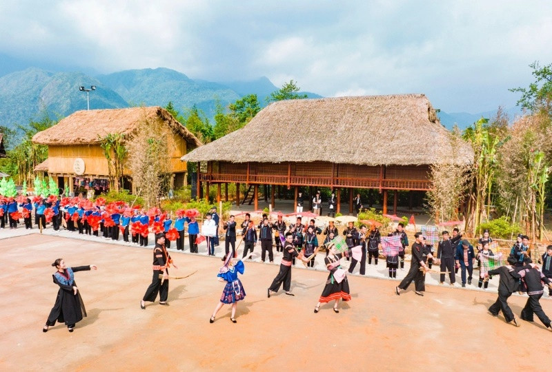 Sau tuần lễ khai mạc, Lễ hội Hoa hồng Fansipan 2024 được ví như "thỏi nam châm" hút khách đến với Sa Pa bởi vàn hoạt động, sự kiện đặc sắc kéo dài trải nghiệm của du khách suốt mùa hè.