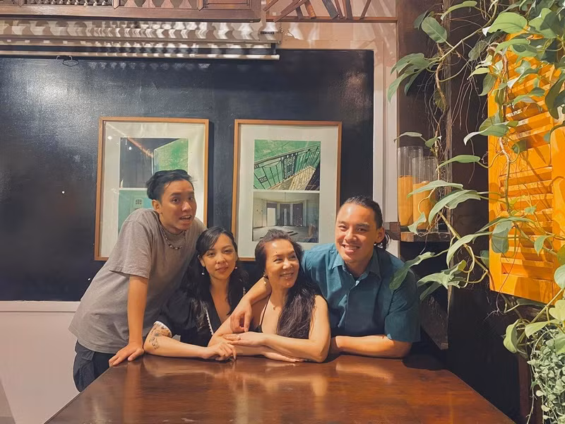 Viona Huynh Vu - con gái Mộng Vân từng chia sẻ về mẹ: “Dù phải vất vả nuôi nấng chúng tôi, mẹ luôn mạnh mẽ và cố gắng chu toàn mọi việc đồng thời giữ vẻ ngoài trẻ trung, xinh đẹp. Mẹ là hình mẫu và nguồn cảm hứng để tôi phấn đấu hoàn thiện bản thân ngày một tốt hơn. Tôi yêu mẹ rất nhiều”. Ảnh: FBNV.