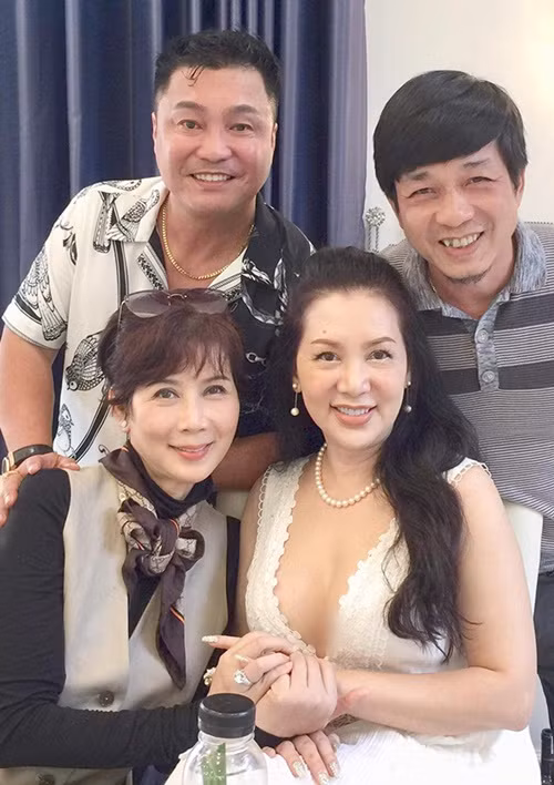 Mộng Vân là một trong những người tình màn ảnh của Lý Hùng (ngoài cùng bên trái). Đáng chú ý, Lý Hương - em gái Lý Hùng cho biết, Mộng Vân là “con dâu hụt” của gia đình. Về thông tin này, Mộng Vân và Lý Hùng đều không lên tiếng. Ảnh: FBNV.