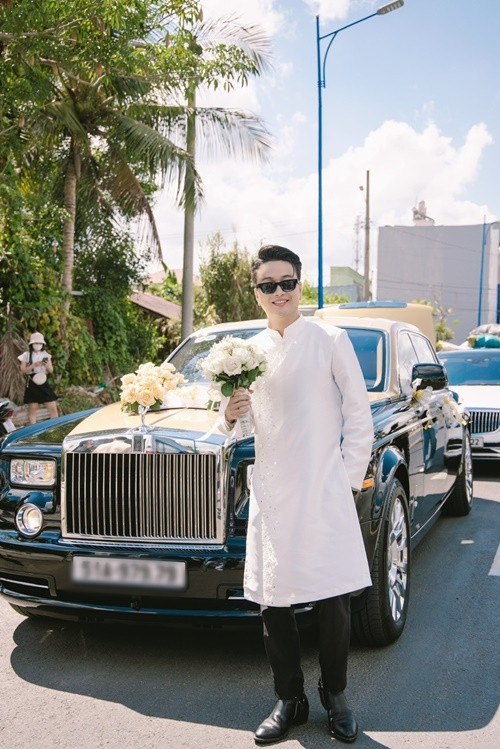 Trong lễ ăn hỏi, nam ca sĩ TiTi lái chiếc xe sang Rolls-Royce. Ảnh: Tiền Phong.