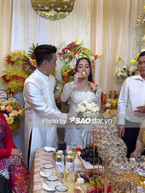 Trong lễ ăn hỏi, khi được rót rượu để mời họ hàng, Tuyết Nhung vô tình uống chén rượu mừng. Ảnh: Saostar.