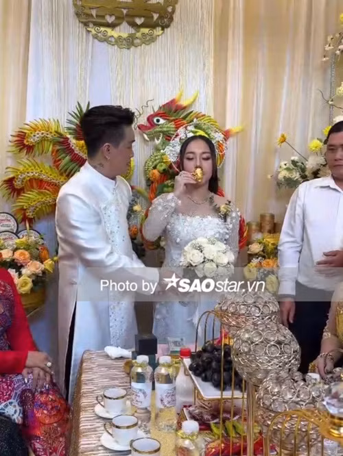 Trong lễ ăn hỏi, khi được rót rượu để mời họ hàng, Tuyết Nhung vô tình uống chén rượu mừng. Ảnh: Saostar.