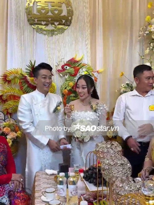 Tuyết Nhung bối rối khi gặp sự cố còn TiTi bật cười. Ảnh: Saostar.