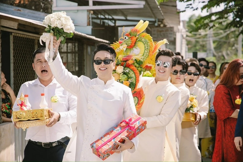 Thành viên nhóm nhạc HKT dẫn đầu đoàn nhà trai mang theo sinh lễ. Ảnh: Znews.