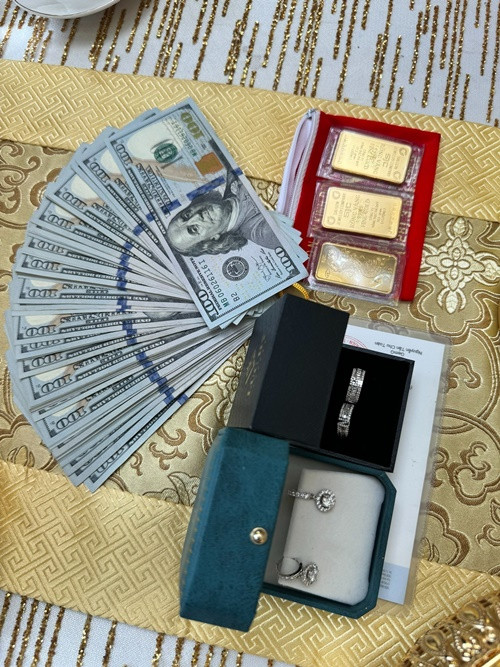 Theo Tiền Phong, quà cưới của nhà TiTi gồm hoa tai, dây chuyền, nhẫn kim cương, tiền mặt 10.000 USD, ba cây vàng 9999. Ảnh: Tiền Phong.