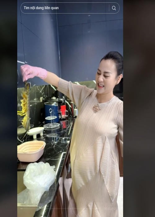 Mang bầu đôi, Phương Oanh vẫn tích cực nấu ăn. Đối với cô, hạnh phúc là nấu ăn cho những người thân.