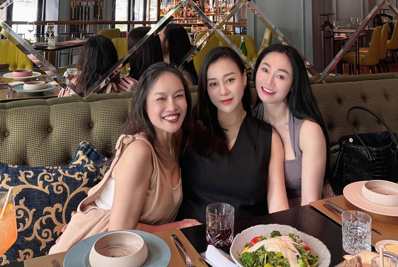 Tú Oanh và Quách Thu Phương đóng mẹ nuôi và mẹ chồng Phương Oanh trong phim Hương vị tình thân. Sau dự án, cả ba trở nên thân thiết.