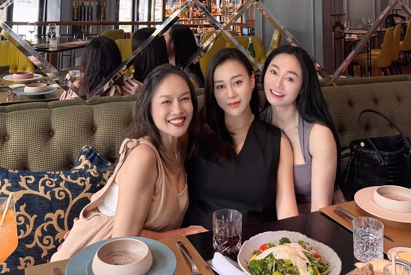 Tú Oanh và Quách Thu Phương đóng mẹ nuôi và mẹ chồng Phương Oanh trong phim Hương vị tình thân. Sau dự án, cả ba trở nên thân thiết.