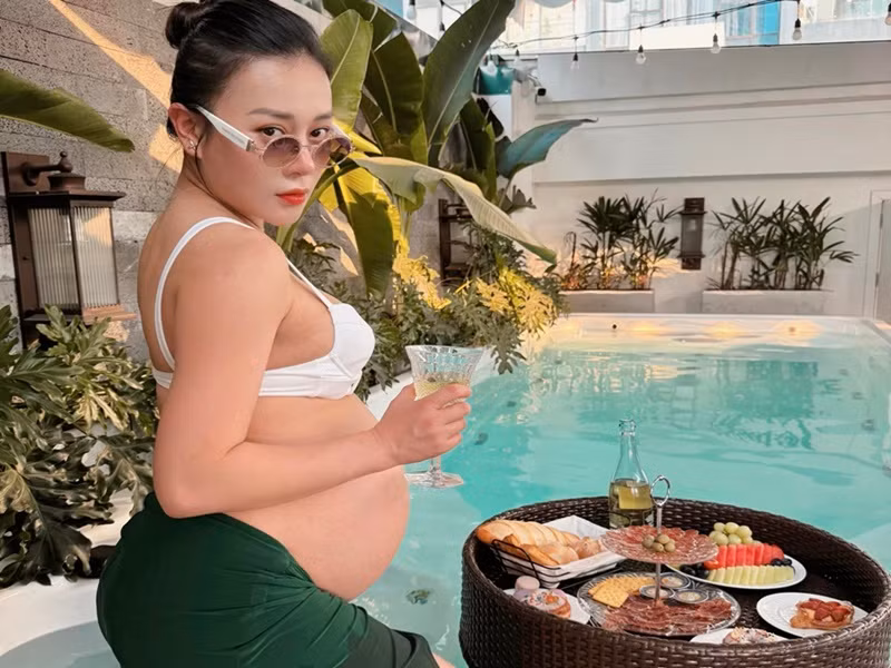 Phuong Oanh be bung bau tam trong be boi dip le 30/4