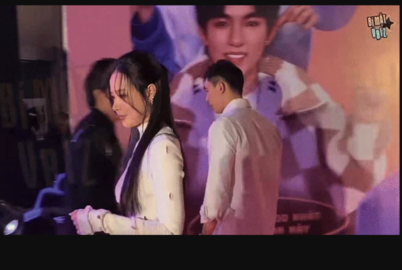 Cả hai nhanh chóng rời thảm đỏ sau khi chụp ảnh chung. Ảnh: Đời Sống Pháp Luật.