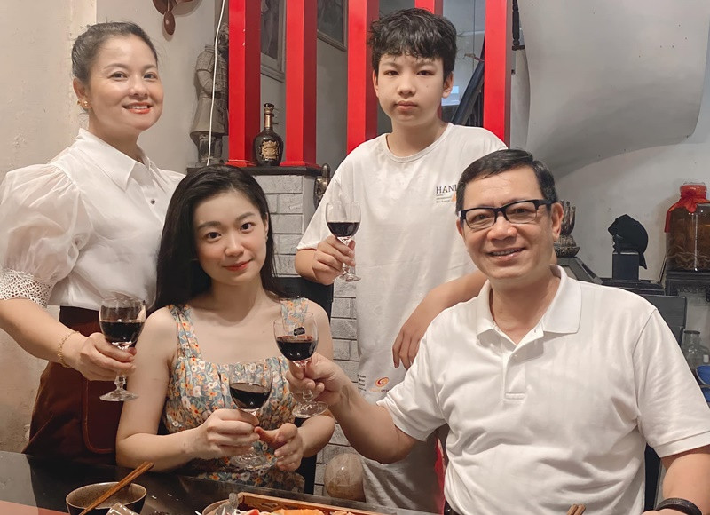 Theo Phạm Cường, gia đình anh có nguyên tắc là vợ chồng, con cái phải hiểu, tin tưởng, nhường nhịn và tôn trọng lẫn nhau để cùng nâng niu hạnh phúc đang có. Ảnh: FBNV.