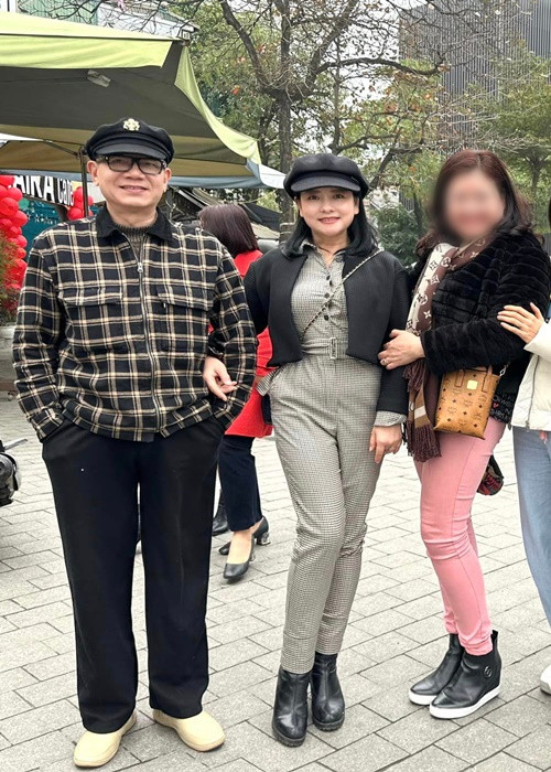 "Vợ tôi cũng là người kín đáo và tế nhị. Cô ấy thường cân nhắc rất kỹ trước khi nhận lời đóng một bộ phim. Và tôi biết nếu vợ mình đóng cảnh ân ái thì cũng xoàng xĩnh thôi. Hơn thế nữa, nếu có cảnh nào đến mức vợ chồng ly tán, người yêu bỏ nhau thì tôi dám chắc cô ấy sẽ không bao giờ nhận lời”, Phạm Cường chia sẻ. Ảnh: FBNV.