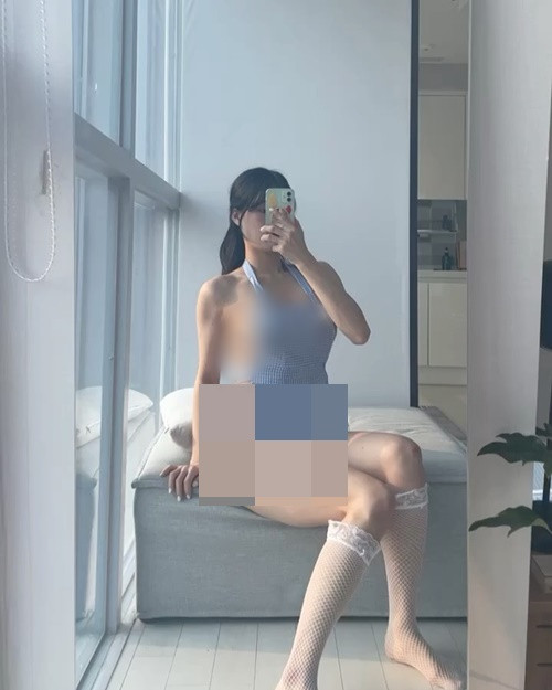 Trước hình ảnh mặc thiếu vải khi vẽ tranh, hot girl người Hàn Quốc cập nhật những hình ảnh tương tự.