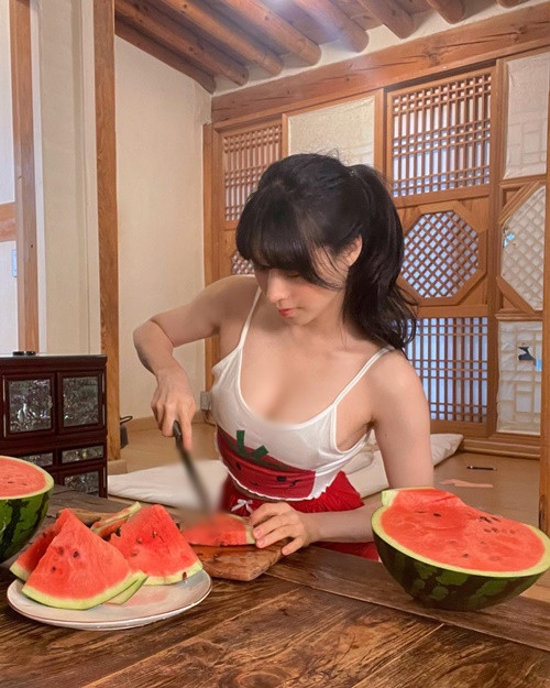 Irene khoe vẻ đẹp vừa nóng bỏng, vừa ngọt ngào.