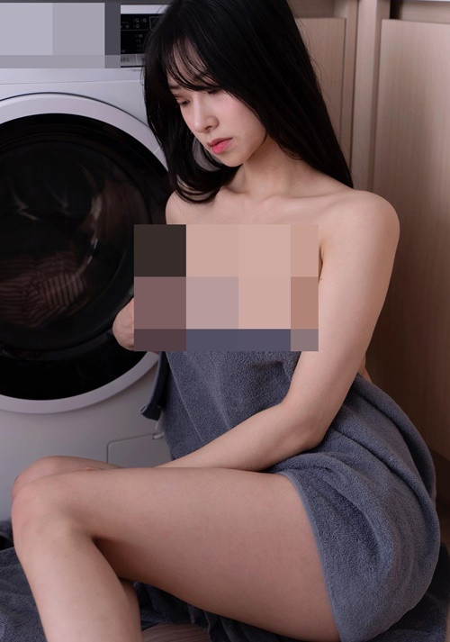 Cô nàng chỉ quấn khăn tắm, tạo dáng bên chiếc máy giặt.