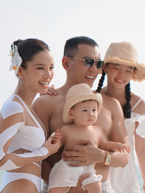 Phương Trinh Jolie có con gái riêng trước khi lấy Lý Bình. Hiện tại, hôn nhân của cô và Lý Bình luôn hạnh phúc, cặp đôi không phân biệt con chung con riêng.