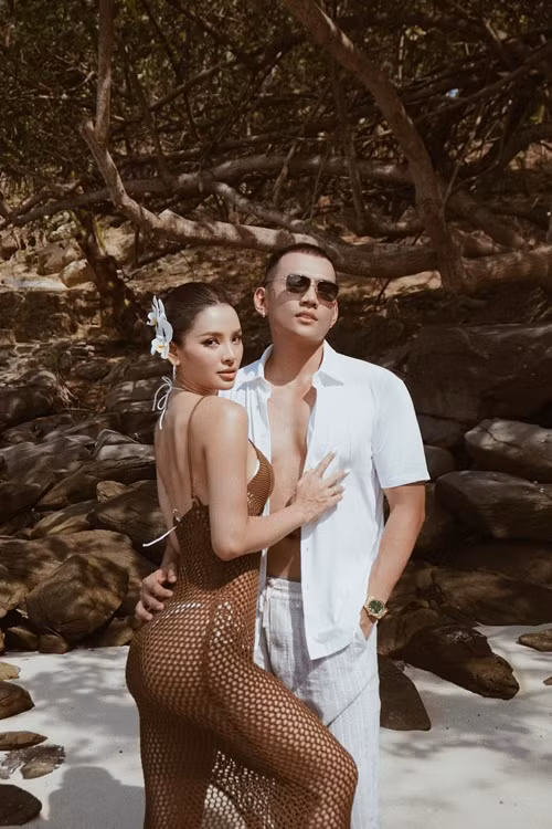 Nữ ca sĩ diện đồ tắm nóng bỏng bên chồng kém tuổi.