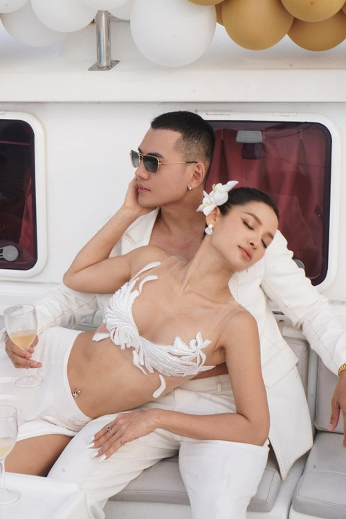 Trong chuyến nghỉ dưỡng ở Thái Lan, Phương Trinh Jolie có nhiều khoảnh khắc tình tứ bên Lý Bình.