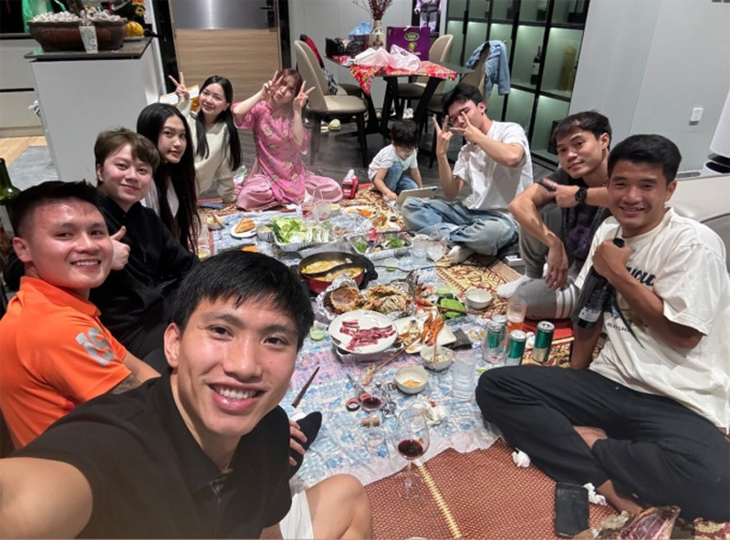 Hòa Minzy có mặt trong buổi tiệc tất niên cùng các cầu thủ như Quang Hải, Văn Toàn, Văn Hậu... Về nghi vấn hẹn hò, Hòa Minzy và Văn Toàn đều một mực phủ nhận. Ảnh: FBNV.