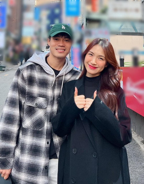 Sinh nhật Văn Toàn ở Hàn Quốc, nữ ca sĩ tặng quà bạn thân khi cả hai có dịp hội ngộ ở đây. Ảnh: FBNV.