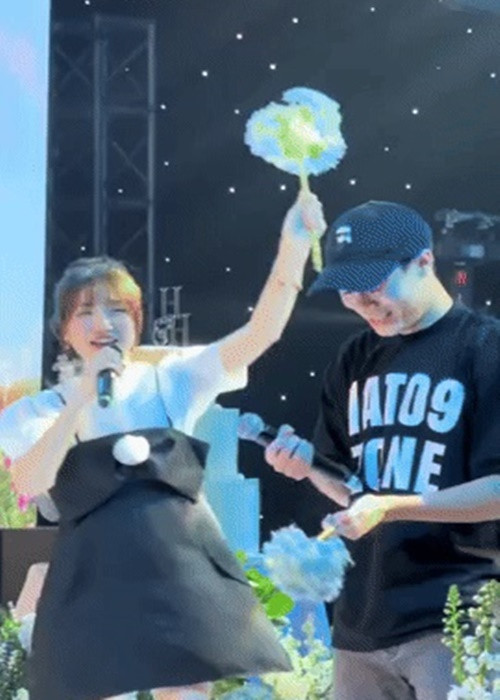 Ngày 28/3 vừa qua, Hòa Minzy và Văn Toàn cũng song ca ở đám cưới của Quang Hải. Ảnh: Phụ Nữ Mới.