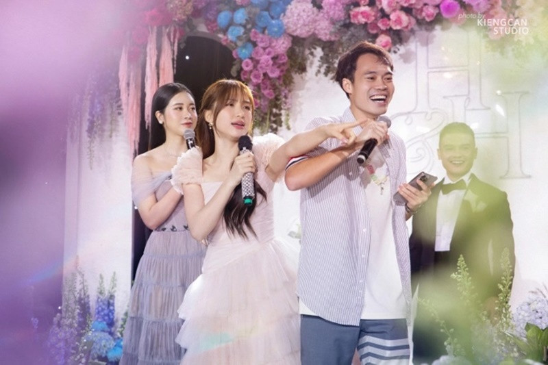 Đôi bạn thân thể hiện ca khúc Bật tình yêu lên. Ảnh: Kiengcan Studio.