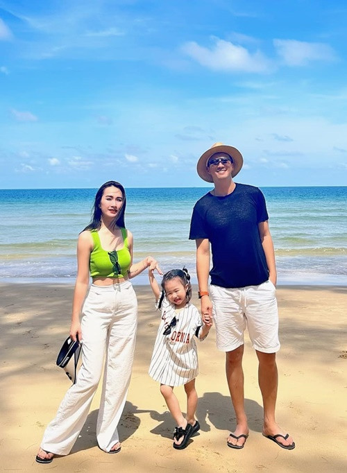 Thi thoảng, vợ chồng nam diễn viên đưa con gái đi du lịch. Ảnh: FBNV.